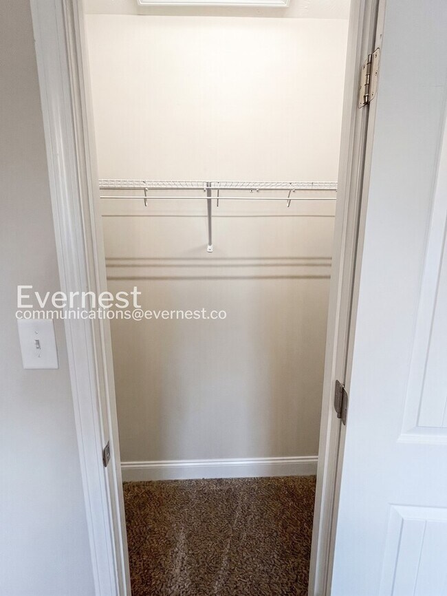 Building Photo - 3 Bed/3 Bath Townhome with Off-Street Parking / Pet-Friendly / Vouchers Accepted / Available Now!