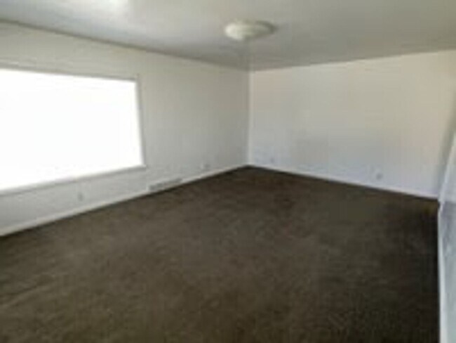 Building Photo - Carlson Duplex