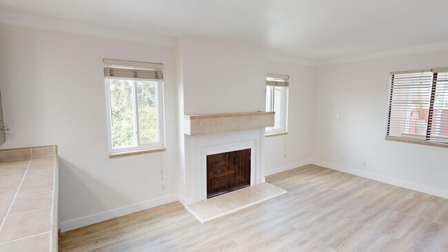 Building Photo - 325 E Ave