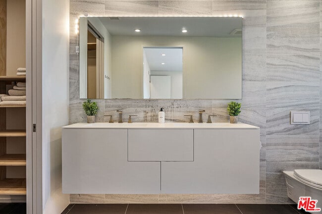 Building Photo - 2612 Carman Crest Dr