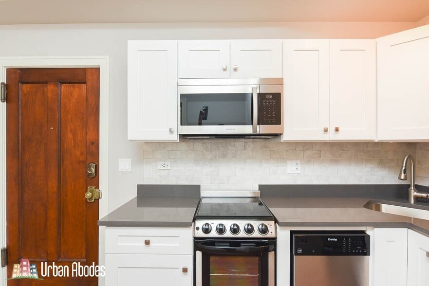 Building Photo - 645 W Wrightwood Ave