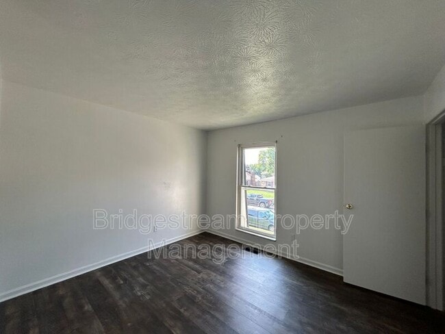 Building Photo - 957 Taylorsview Dr