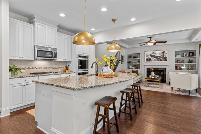 Building Photo - Gorgeous 3 Bedroom Townhome w/ Premium Fin...