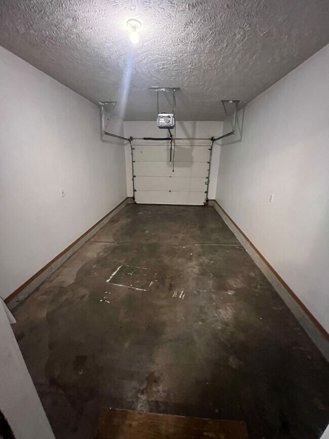 Building Photo - 3 bedroom/2 bath house with one car garage