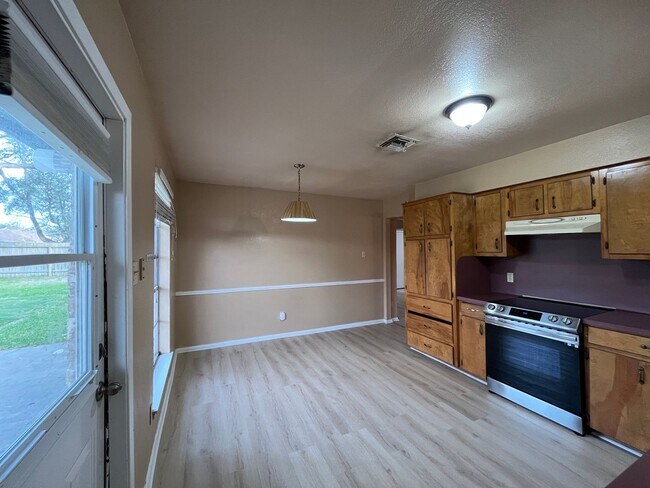 Building Photo - THREE BEDROOM 2 BATH HOUSE ON THE SOUTH SIDE