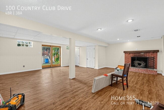Building Photo - 100 Country Club Dr
