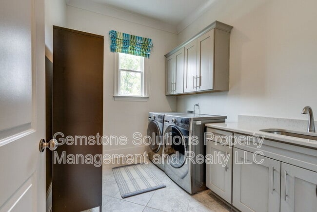 Building Photo - 1806 Burland Cres