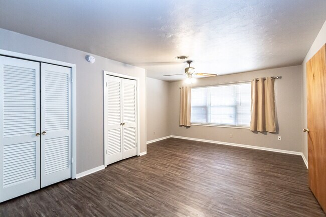 Building Photo - 4 bedroom in central location