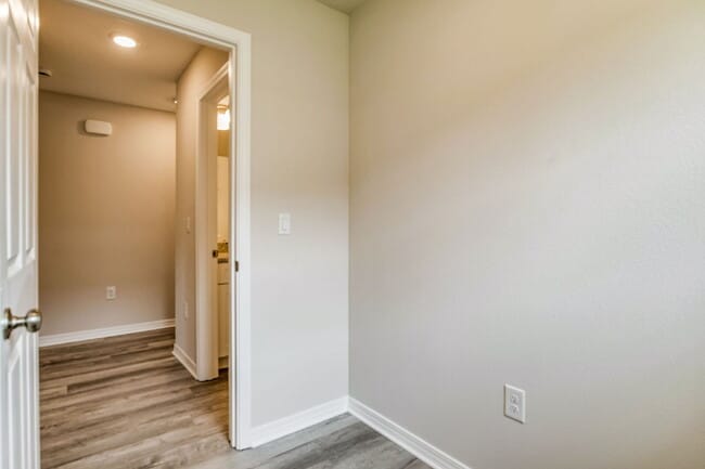 Building Photo - Contemporary Living in Milton!