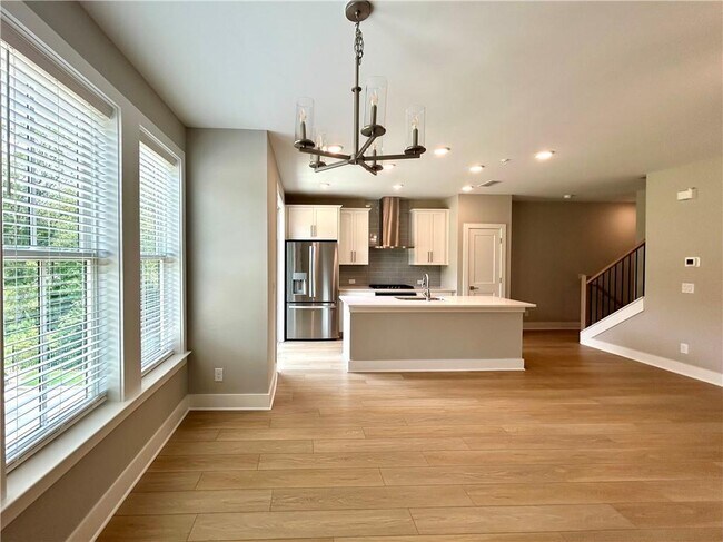 Building Photo - 913 Echo Pk Dr