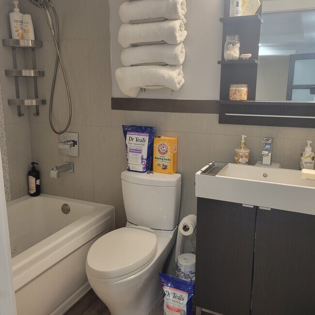 Building Photo - 825 Center St