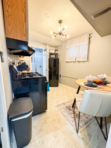 Brand New Stove & Refrigerator - 134 Mississippi Ave SE