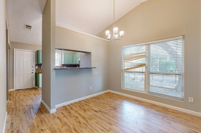Building Photo - Cozy & Charming Duplex Retreat – Pet-Frien...
