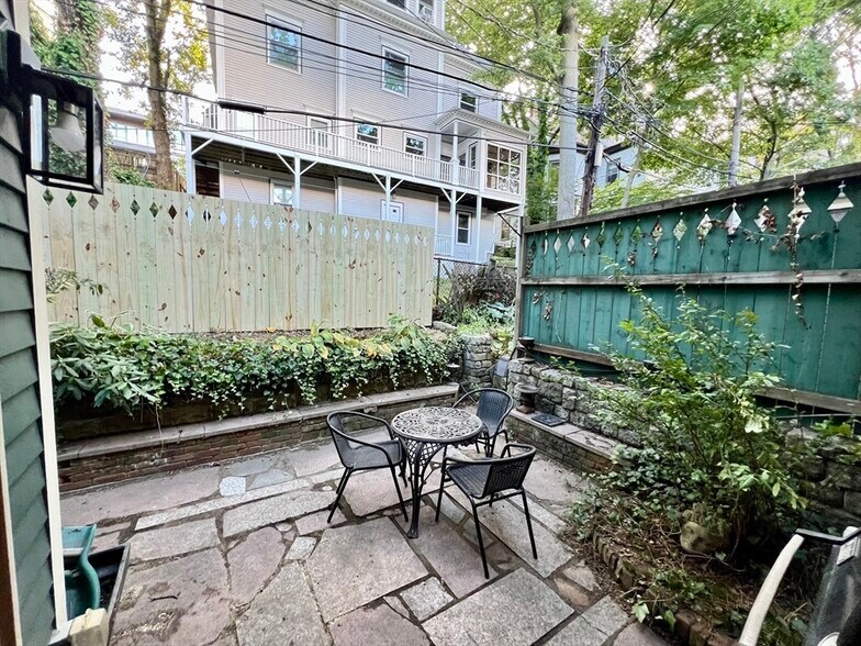 Building Photo - 736 Washington St