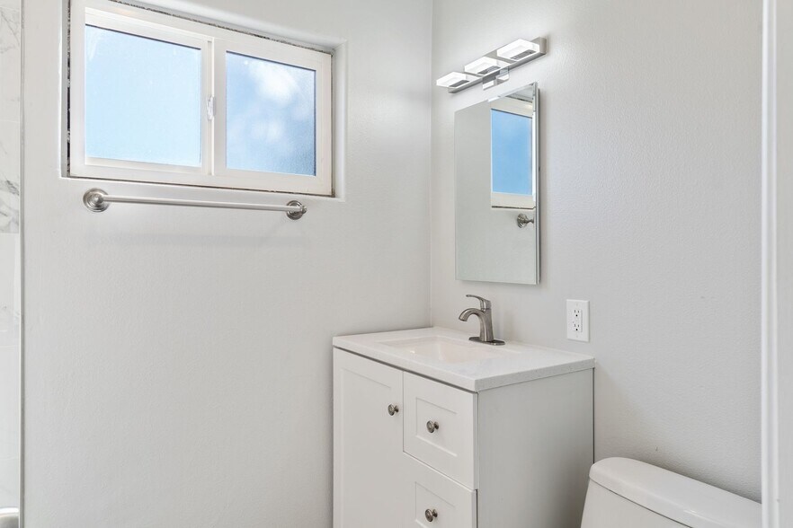 Building Photo - 2884 La Salle Ave