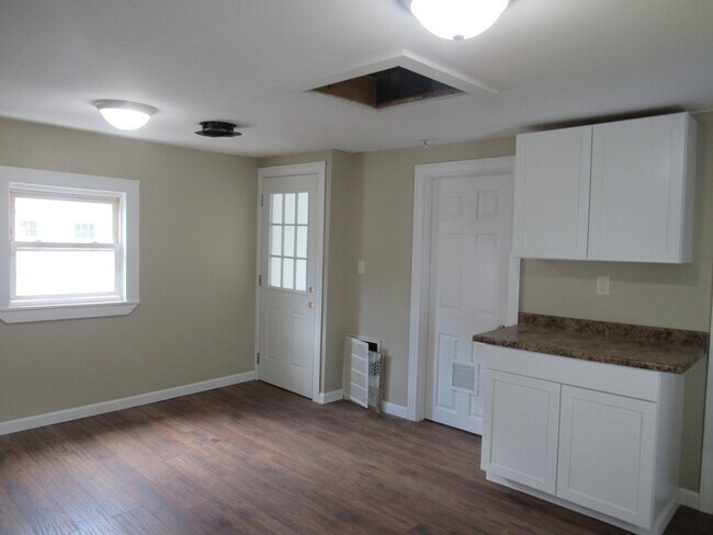 Building Photo - 27 Maple St