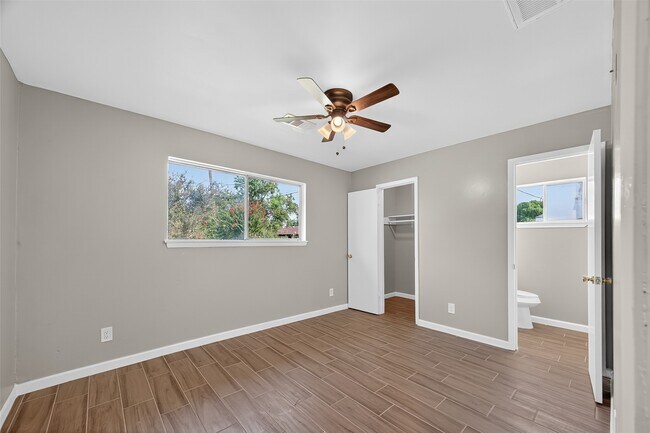 Building Photo - 5126 Denoron Dr