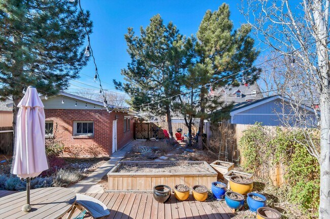 Building Photo - Coming Soon June 1st - Beautiful Garden level apartment in desirable West Wash Park