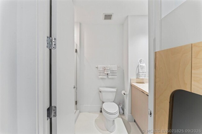 Building Photo - 5959 Collins Ave