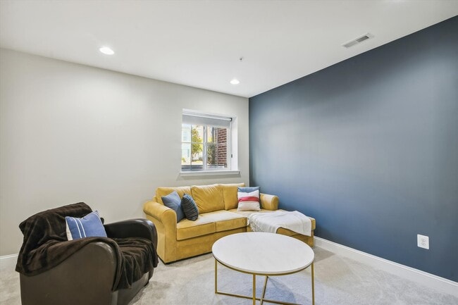 Building Photo - 605 S Cherry Grove Ave