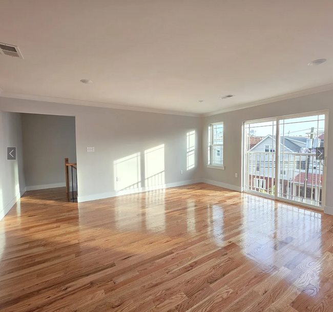 Building Photo - 113 E Jersey St
