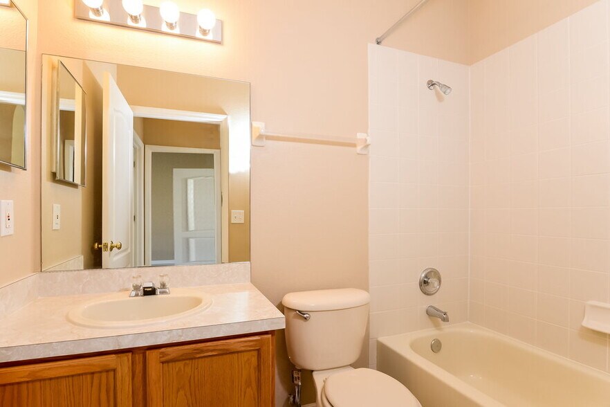 Building Photo - 13614 Mere View Dr