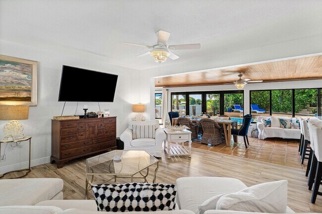 Building Photo - 25 NW 24th Ct