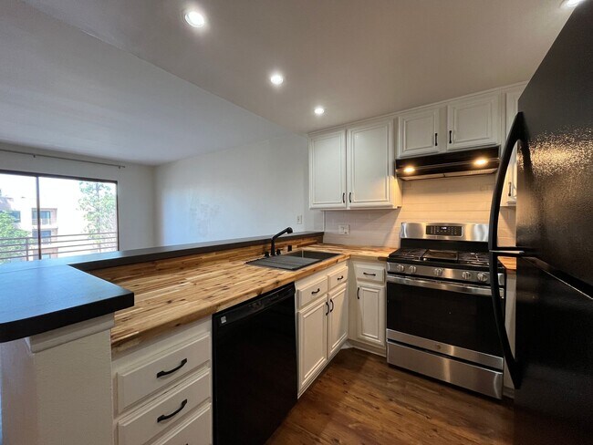 Building Photo - Canoga Park 2+1 w/pool + spa, gated entry + parking included!