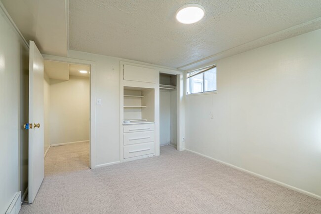 Building Photo - Spacious 2 Bed Basement Apartment