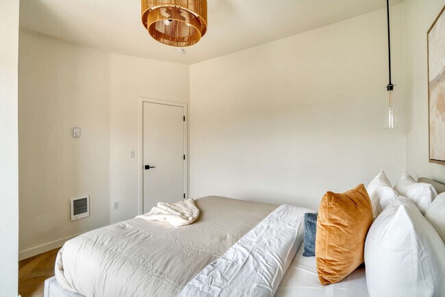 Building Photo - 5018 NE 26th Ave