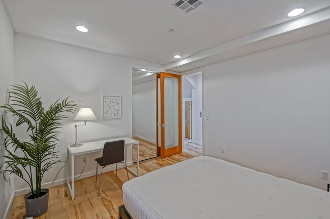 Building Photo - Custom, Modern & Spacious Tri-Level Home w...