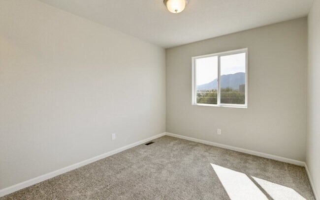 Building Photo - Newer Townhome | Mins to Base | Pool + Gym...