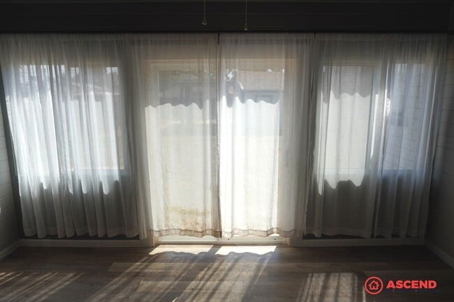 Building Photo - Newly Remodeled in Oildale Area