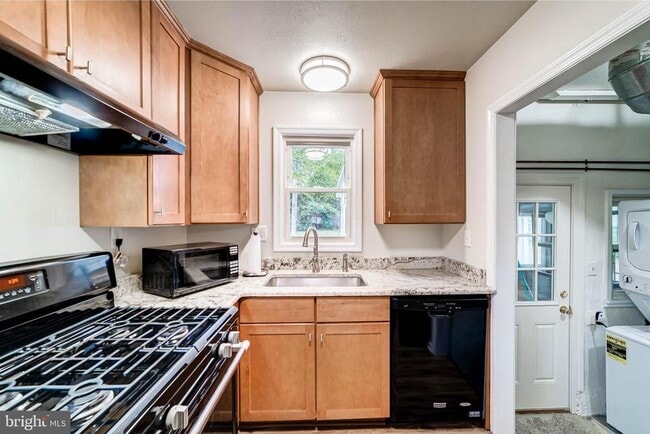 Building Photo - 2425 Fort Dr