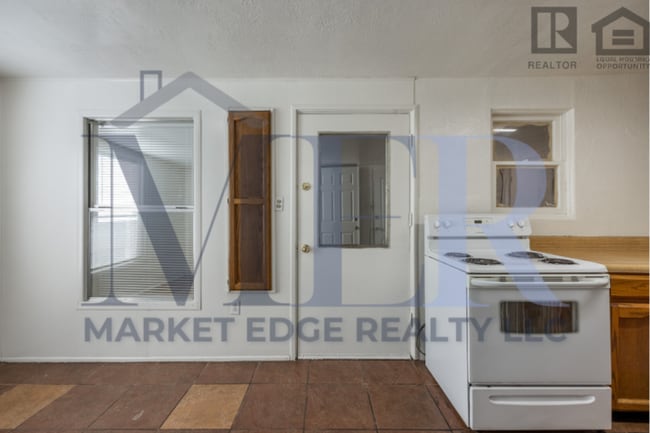 Building Photo - 3Bed/1Bath House at Chandler Blvd/McQueen Rd! Move-In Ready on 06/04/2026! -- NO HOA! RV GATE!