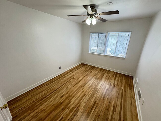 Building Photo - Quaint 3 bedroom Apt Home on 439-443 N. Spaulding Ave.