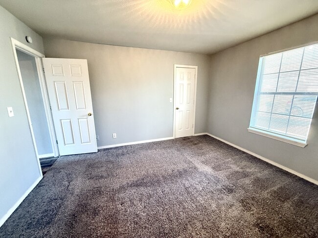 Building Photo - 2305 Cimmaron Dr