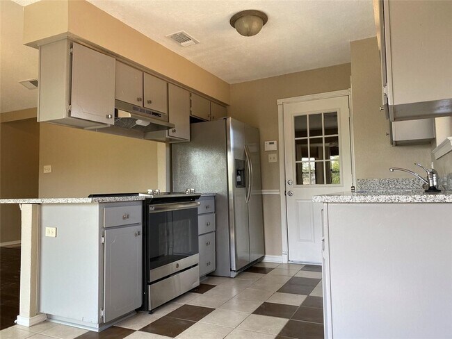 Building Photo - 5824 Storm Dr