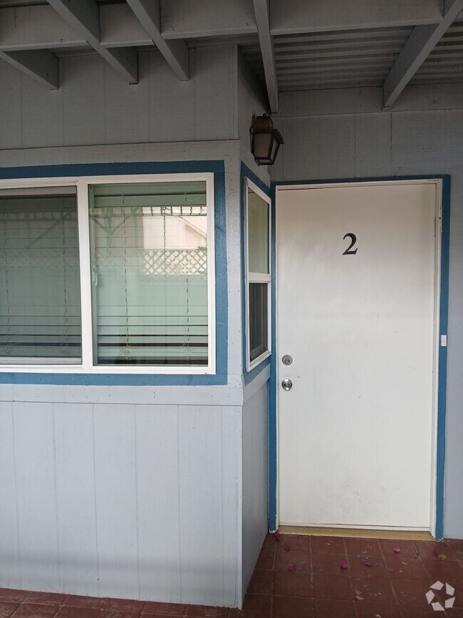 Building Photo - Spacious 2 Bedroom 1 Bath Apartment