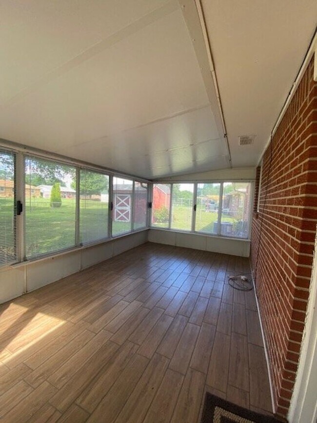 Building Photo - 714 Mellen Dr