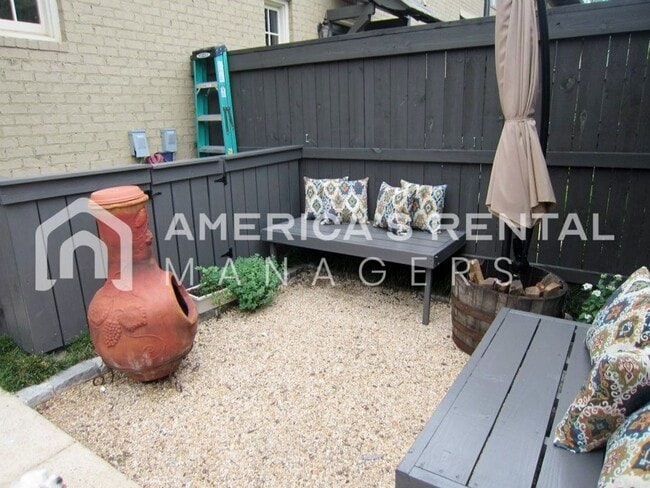 Building Photo - DEPOSIT PENDING! Beautiful Loft Style Town...