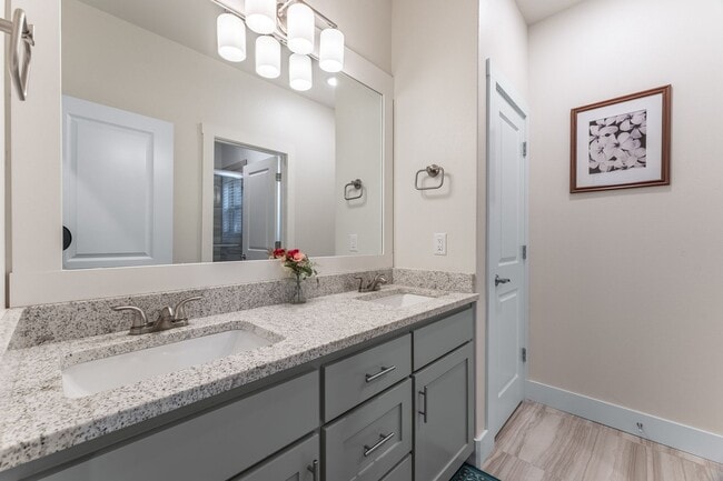 Building Photo - "Contemporary Elegance: Spacious 4 Bed, 3 Bath Modern Rental Home"