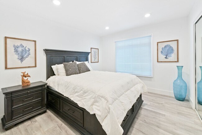 Building Photo - Fully Furnished, Oceanfront Boardwalk in Newport Beach