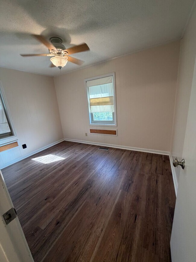 Building Photo - Move in Incentive!