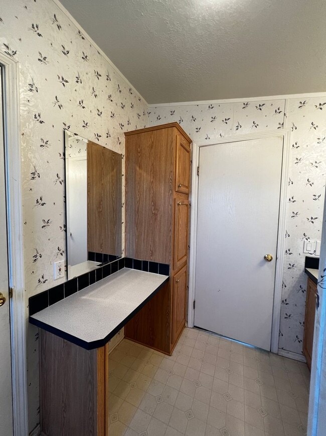 Building Photo - 3040 SW River View Dr
