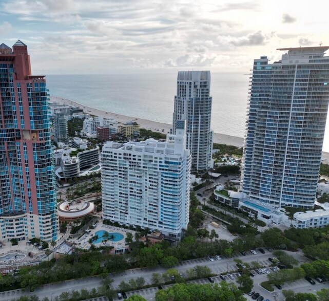 Building Photo - 400 S Pointe Dr