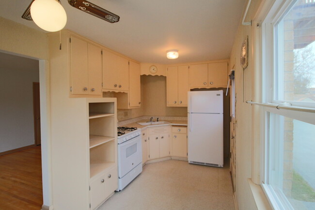 Building Photo - APPLY NOW! Cozy 2 Bedroom Lower Apartment ...