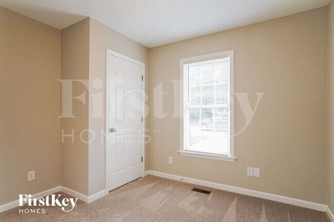 Building Photo - 1109 Grovewood Dr