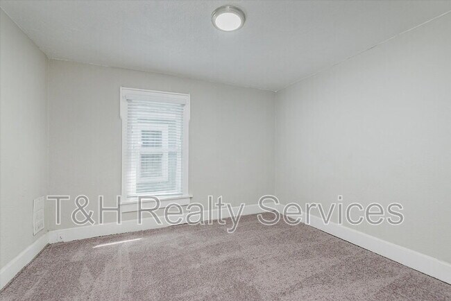 Building Photo - 1134 Lasalle St