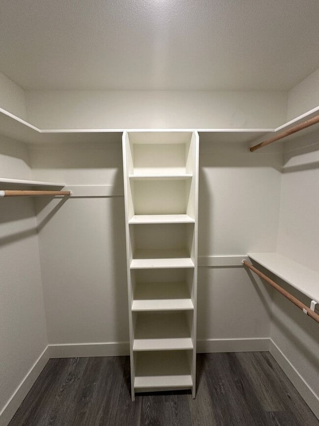 Building Photo - 2847 E Lakeview Rd